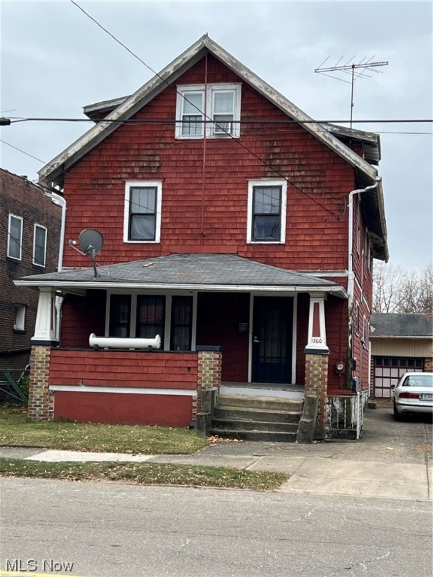 great investment opportunity. 2nd floor unit once was 2 separate units and can easily be reconverted back to it for more income potential. Close to freeway access and downtown life.
1st floor unit has been remodeled for a new tenant of your choosing.
Can view 1st floor unit...It is unnocupied
floors 2 & 3 are currently occupied month/month basis