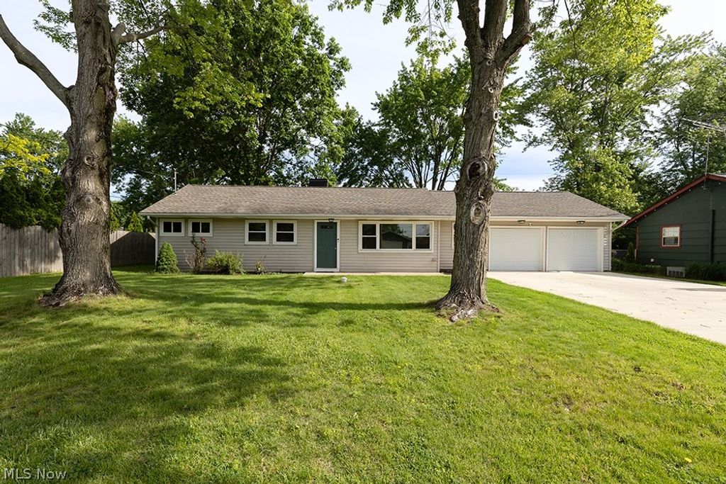 Photo of 133 Coronado Court, Elyria, OH 44035 (MLS # 5213746)