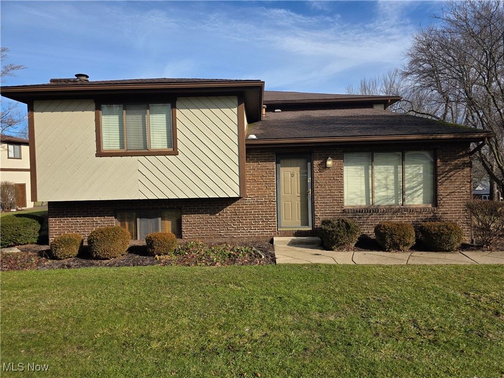 Photo of 7304 Oakwood Drive #9, Brookfield, OH 44403 (MLS # 5184663)