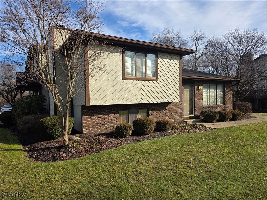 Photo of 7304 Oakwood Drive #9, Brookfield, OH 44403 (MLS # 5184663)