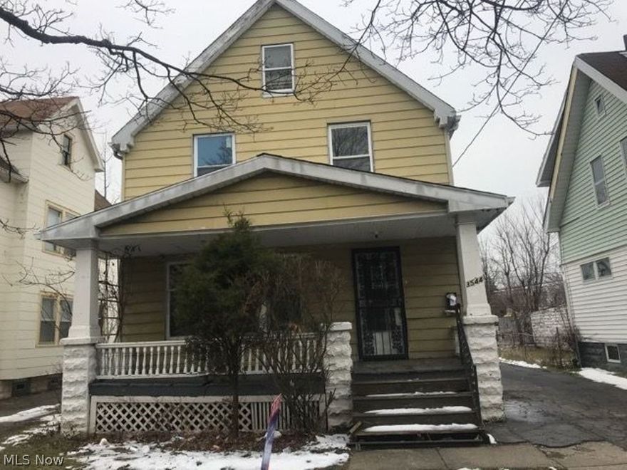 Great opportunity to own this 3 bedroom 1 bathroom single family home with unfinished basement and detached 2 car garage. This property built in 1920 has
approximately 1,335 square feet of living space. Close to restaurants and shopping. Bring your ideas and design and see how you can transform this place
into just what you have been looking for.