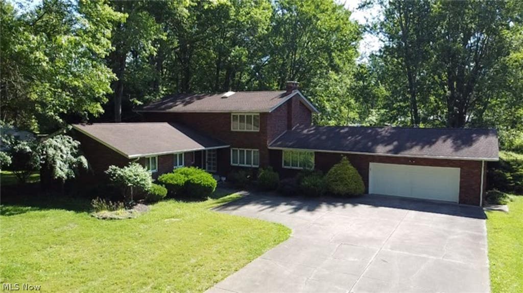 Photo of 7421 W Parkside Drive, Youngstown, OH 44512 (MLS # 5221209)
