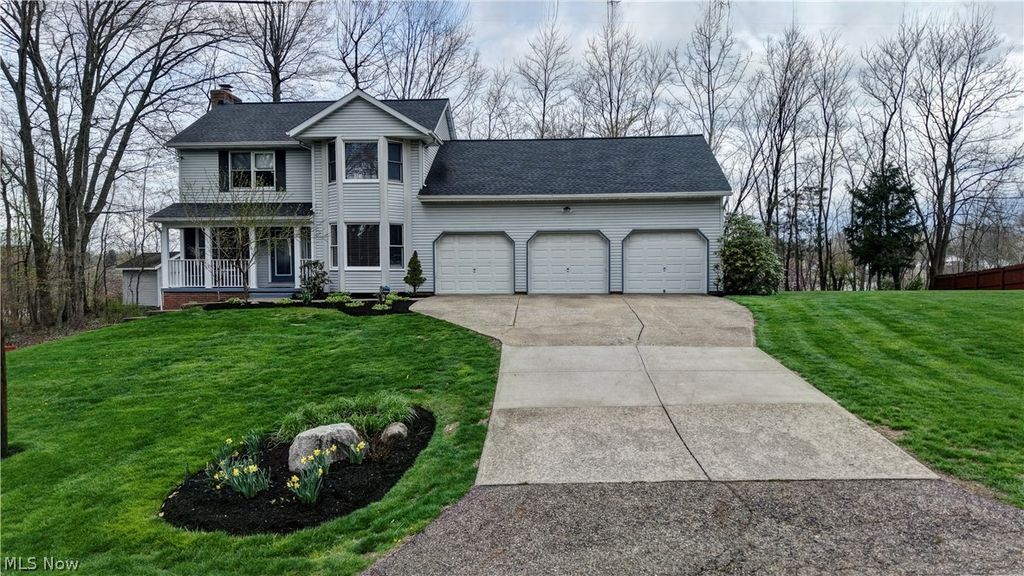 Photo of 717 Pine Hills Drive SW, Massillon, OH 44646 (MLS # 5203062)