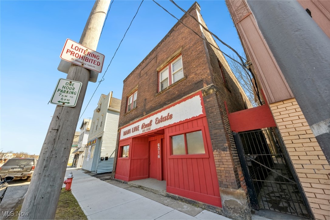 Main image without alt text