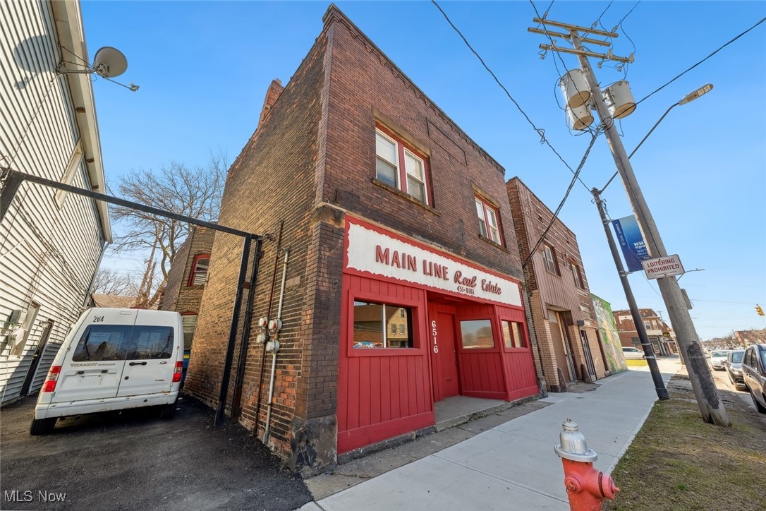 Main image without alt text