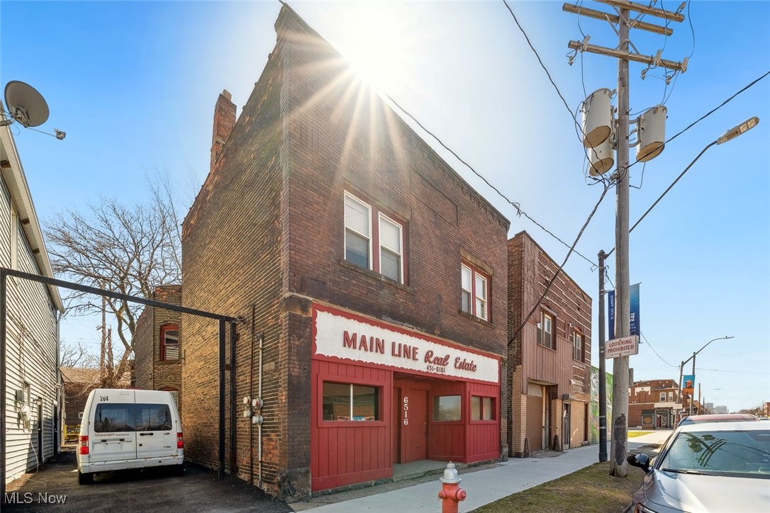 Main image without alt text