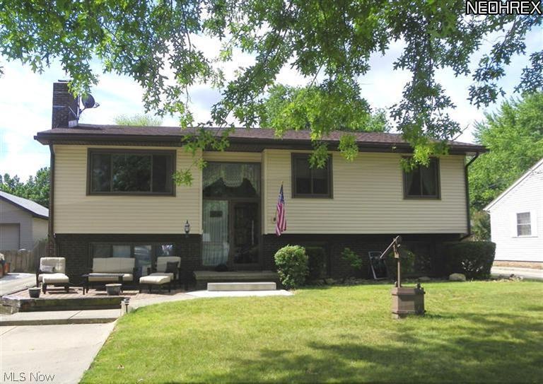 Full access to main chain of lakes and a view from this beautifully maintained 4bd, 3bath bi-level w/2346SF*2 story entry w/huge windows & lake view*Vaulted living room w/large window w/lake view & arched entry to dining area*Vaulted dining & kitchen w/oak cabinets, ceramic back splash, desk & atrium doors to sun room*Fully applianced(range, refrig, dishwasher & disposal)*Master bedroom w/bath*Family room w/stone wall fprl w/wb insert, wet bar & full bath*Office*Vaulted 3 season sun room w/fan, 2 person hot tub, & wrapped w/windows*Walkout laundry area*Detached 2 1/2 car garage w/workbench & carport*Upper windows, siding & 25yr shingles(8/2011)*Living room & hall carpet(2yrs)*Maintenance free alum overhang(2011)*90% eff furn(2002)*H2O(2006)*Dishwasher(2012)*Pressure tank(2007)*Reverse Osmosis & Kinectic water softener* Pin Oak Point HOA--Boat ramp & beach(can get on list for a dock)*Great find!