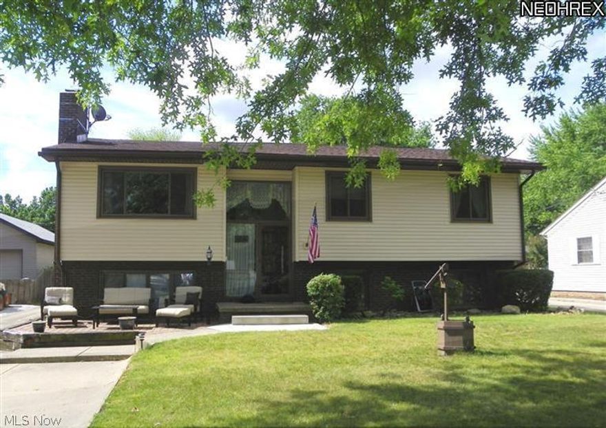 Full access to main chain of lakes and a view from this beautifully maintained 4bd, 3bath bi-level w/2346SF*2 story entry w/huge windows & lake view*Vaulted living room w/large window w/lake view & arched entry to dining area*Vaulted dining & kitchen w/oak cabinets, ceramic back splash, desk & atrium doors to sun room*Fully applianced(range, refrig, dishwasher & disposal)*Master bedroom w/bath*Family room w/stone wall fprl w/wb insert, wet bar & full bath*Office*Vaulted 3 season sun room w/fan, 2 person hot tub, & wrapped w/windows*Walkout laundry area*Detached 2 1/2 car garage w/workbench & carport*Upper windows, siding & 25yr shingles(8/2011)*Living room & hall carpet(2yrs)*Maintenance free alum overhang(2011)*90% eff furn(2002)*H2O(2006)*Dishwasher(2012)*Pressure tank(2007)*Reverse Osmosis & Kinectic water softener* Pin Oak Point HOA--Boat ramp & beach(can get on list for a dock)*Great find!