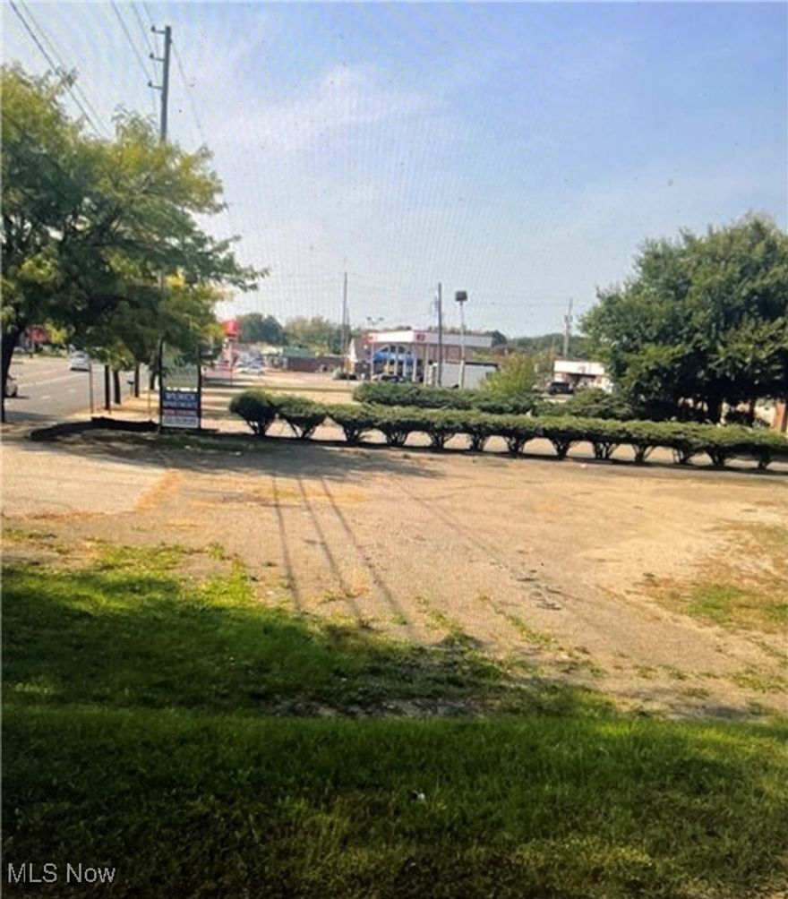 Great Commercial Lot. Close to S.Main and the expressway. Plenty of traffic in this area. Lots of new Synergy. Speedway has already purchased retail space west of the gas station for redeveloping and expansion. The Listing Agent is related to the seller.