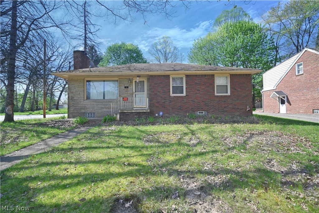 Photo of 11 Brookline Avenue, Youngstown, OH 44505 (MLS # 5204089)