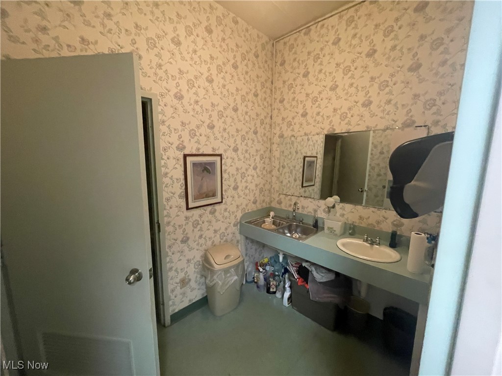 City/Youngstown - Commercial Sale