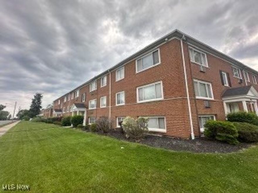 Rosemond Apartments are located in Cleveland Heights Ohio, directly across the street from the new community center on Noble Road. Rosemond Apartments offers one and two bedroom apartments in a small building setting. The apartments come with a garage and many amenities. It is located close to shopping, restaurants, John Carroll university and the Cleveland Clinic. It’s also conveniently on the RTA bus line. Call today to check for our availability or to tour one of our apartments.
Rosemond Apartments is an apartment community located in Cuyahoga County