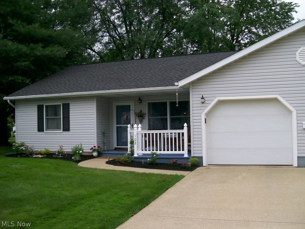 Cozy 2 bedroom, 1.5 bath condo in Linden Creek Condo Association. Immaculate throughout and move-in ready. Open floor plan, fully applianced, on a cul-de-sac. Monthly condo fee covers insurance, lawn care, and snow removal.
