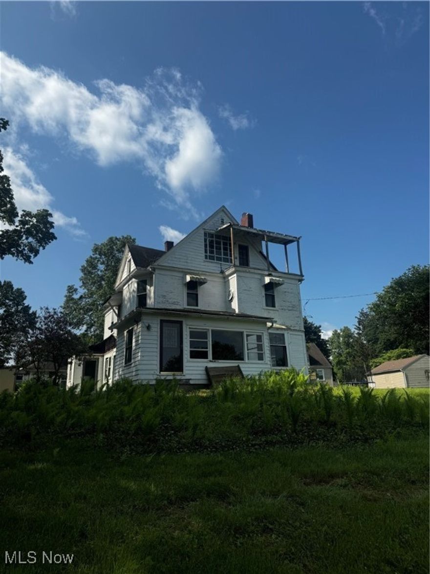 Fixer upper with lake views! Ton's of potential! Lake views! New septic has been installed!