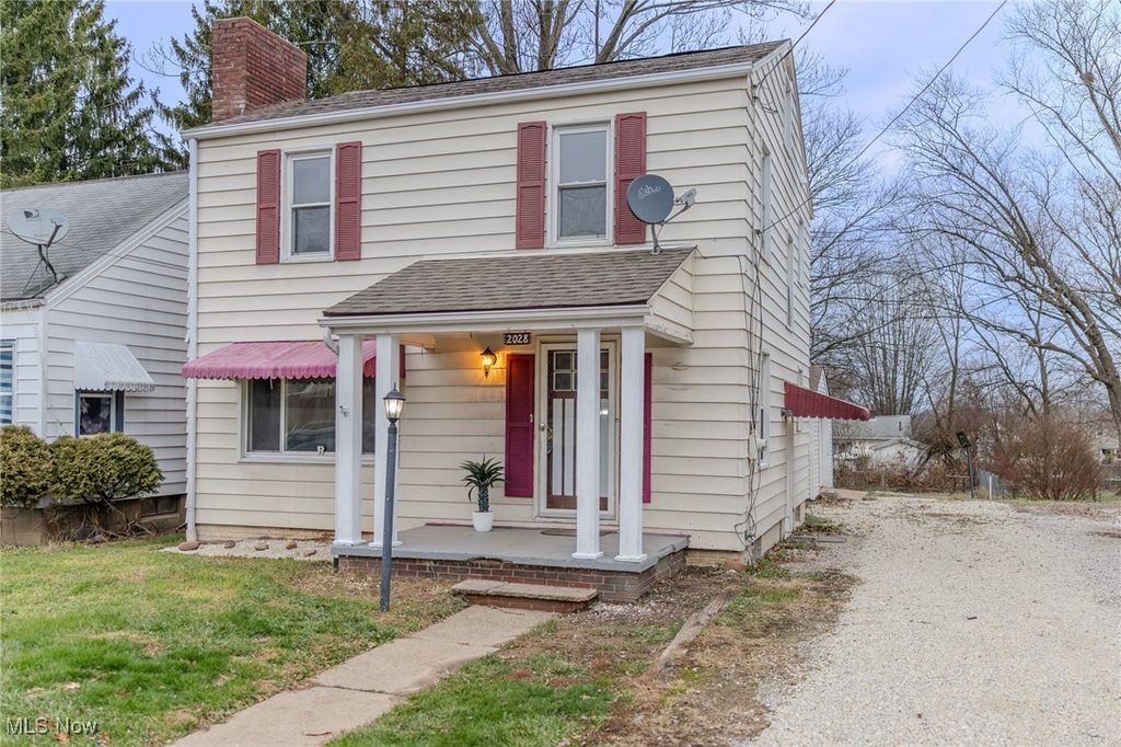 Photo of 2028 Saint Elmo Avenue NE, Canton, OH 44714 (MLS # 5174991)