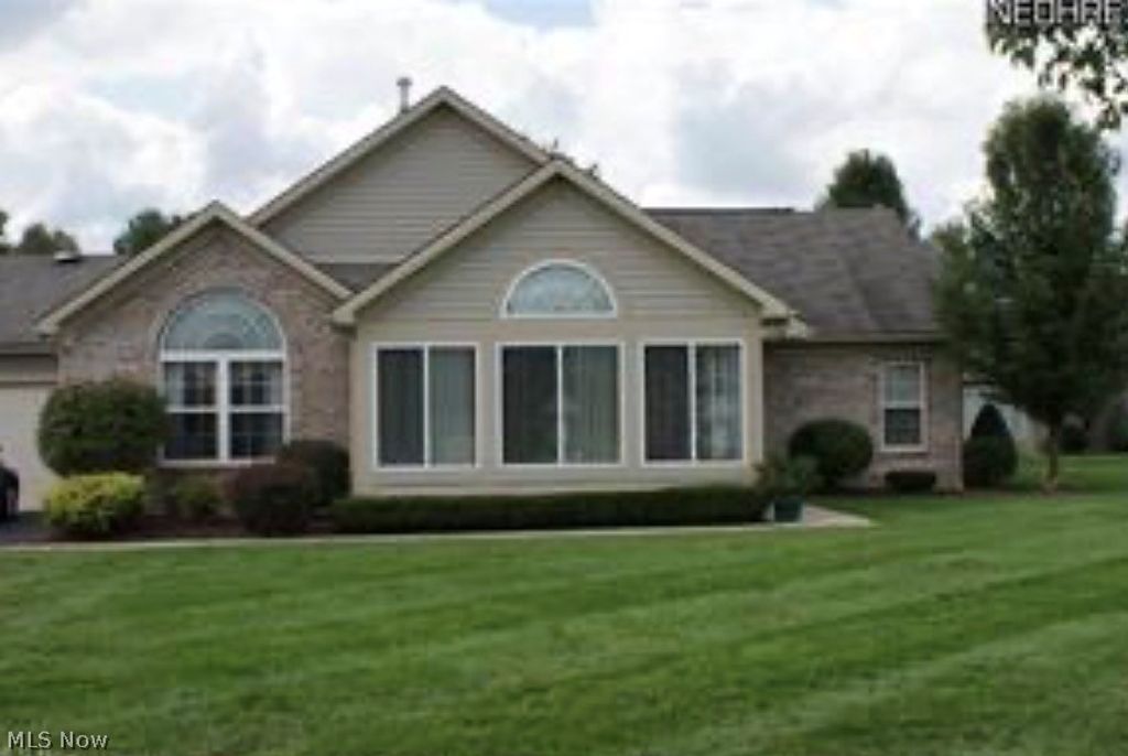 Photo of 2104 Willowbrook Dr, Warren, OH 44483 (MLS # 5193783)