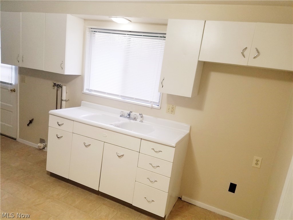 Lake Breeze Manor 01 - Residential