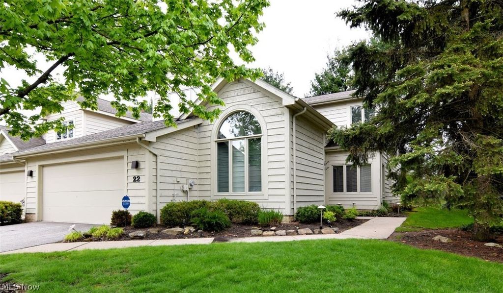 Photo of 22 Waterford Lane, Beachwood, OH 44122 (MLS # 5204794)