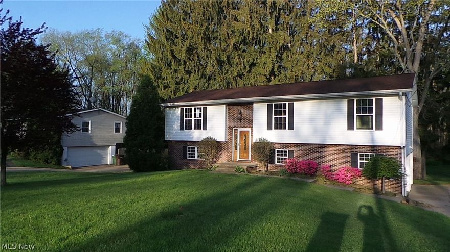 Lovely Bi-Level offers Huge Country Kitchen w/Oak Cabintes.  Tons Of Closet Space, Big rooms, Great FloorPlan.  Living Room Plus Family Room.  Property is sold AS IS.  Equal housing opportunity.  FHA insurable w/escrow per HUD appraisal.