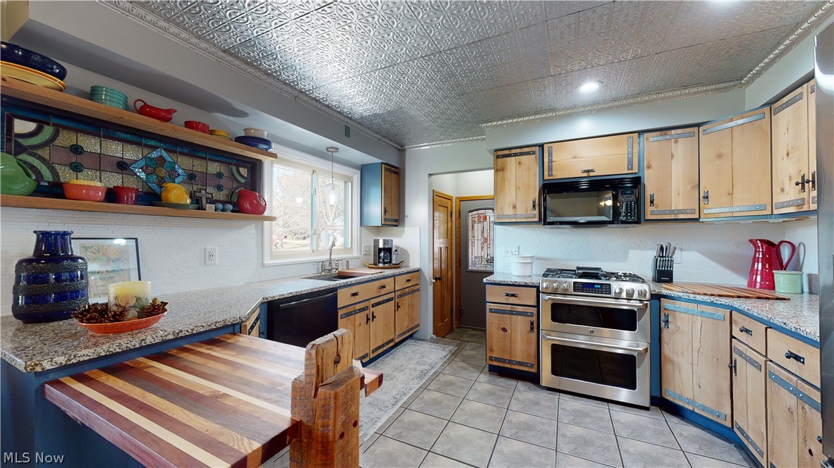 And/The Center Line/Marsh Road - Residential