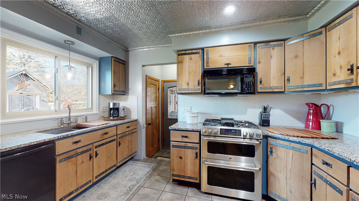 And/The Center Line/Marsh Road - Residential