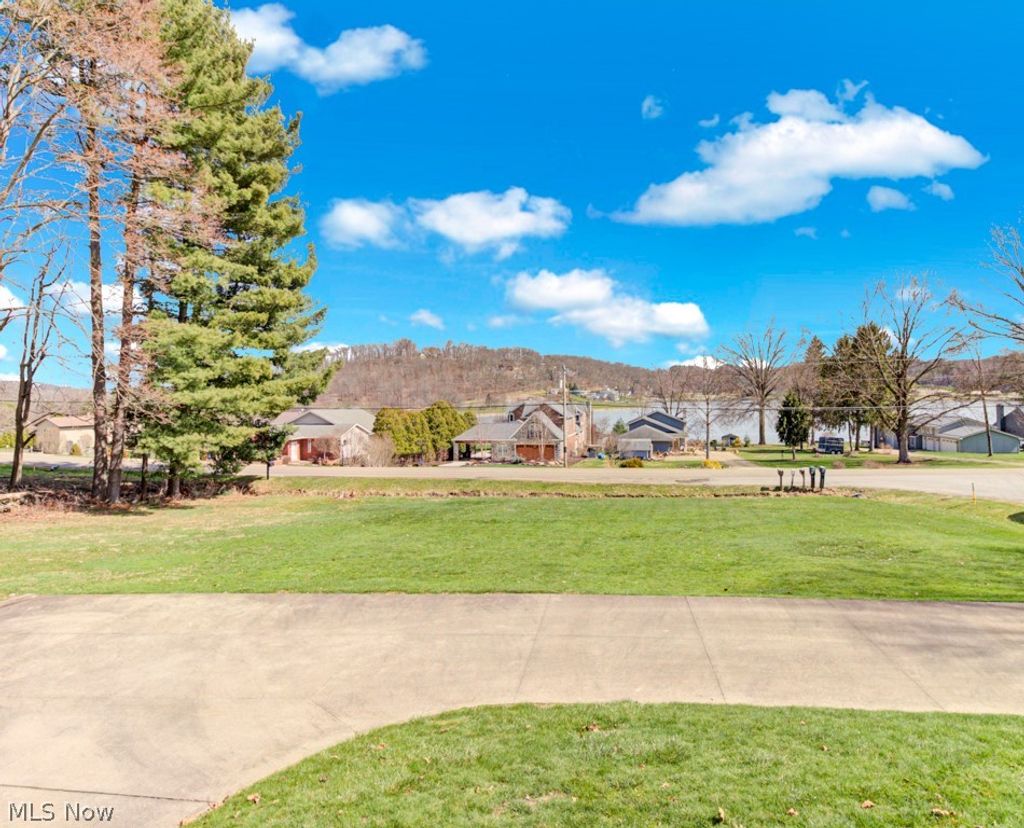 Photo of 63 W Mohawk Drive, Malvern, OH 44644 (MLS # 5197507)