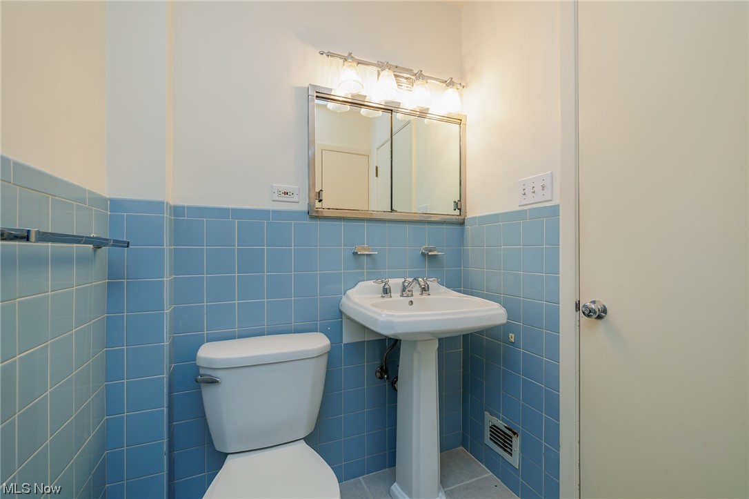 Hampshire House Condo - Residential