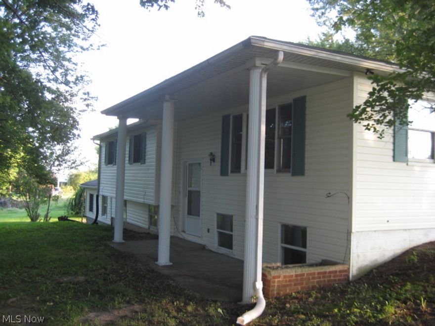 3 Bedroom home located outside of Zanesville. Property being sold AS IS. See Attachment for PAS requirements and WFHM offer submittal information in MLS document section. To report any concerns with a listing broker/agent or to report any property condition or other concern needing escalation, including concerns related to a previously submitted offer or
information on how to place an offer, please call: 1-877-617-5274.