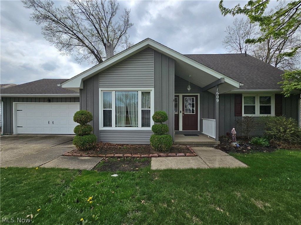 Photo of 1609 W 37th Street, Lorain, OH 44053 (MLS # 5201787)