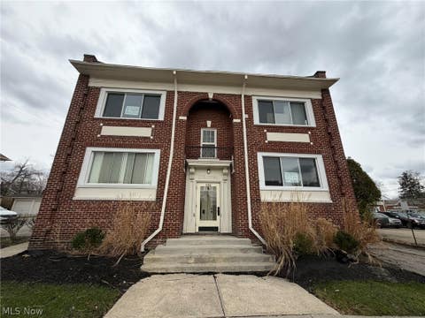 Condo For Rent - 3186 Euclid Heights Boulevard #4<br/> Cleveland Heights, OH 44118