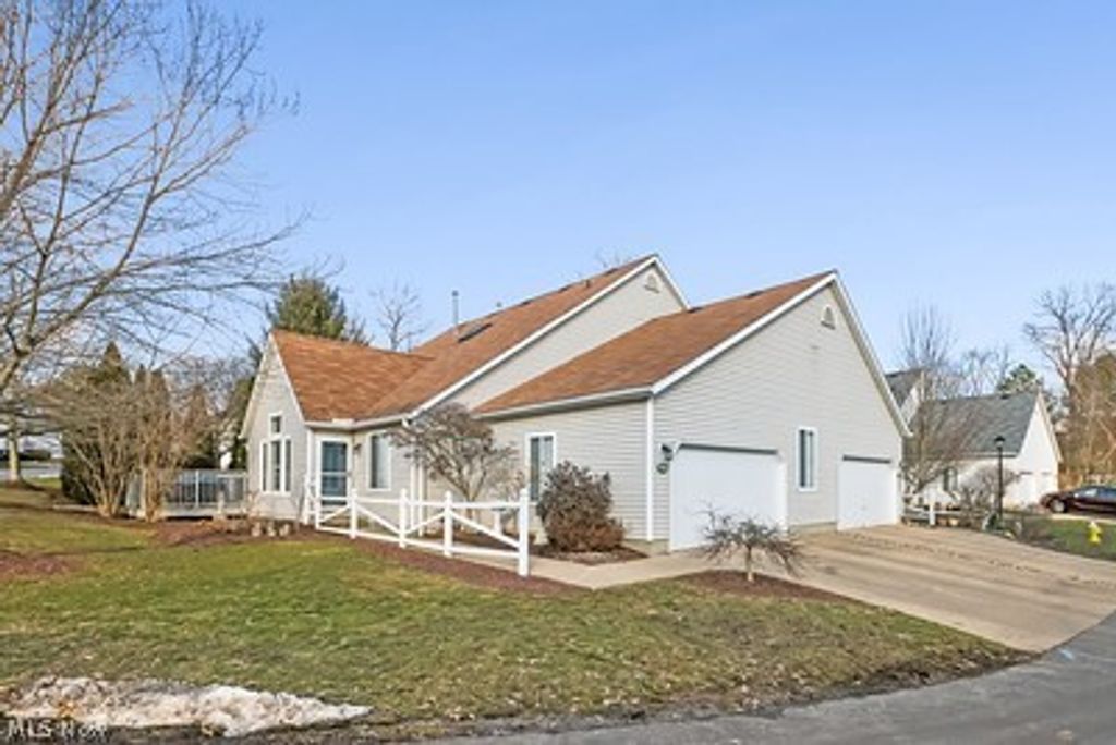 Photo of 637 Hunters Trail, Akron, OH 44313 (MLS # 5190095)