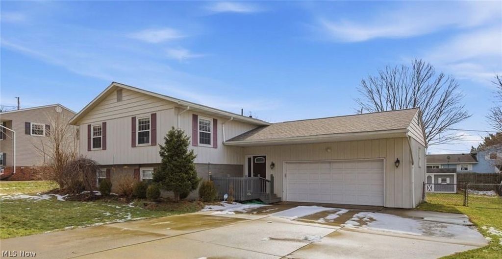 Photo of 5132 Ridgeglen Circle NW, Canton, OH 44708 (MLS # 5187353)