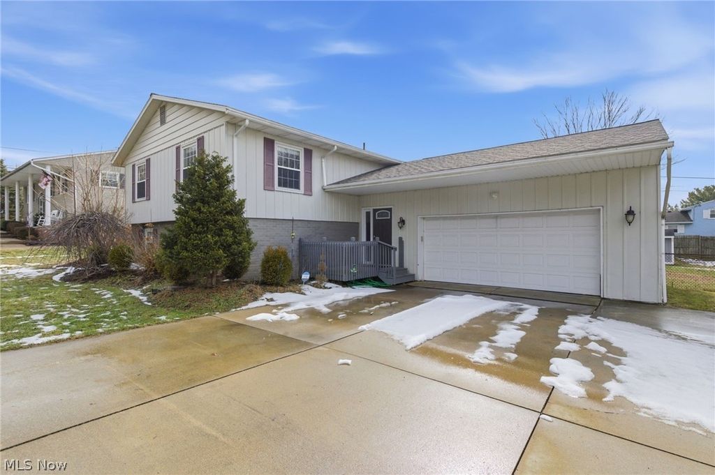 Photo of 5132 Ridgeglen Circle NW, Canton, OH 44708 (MLS # 5187353)