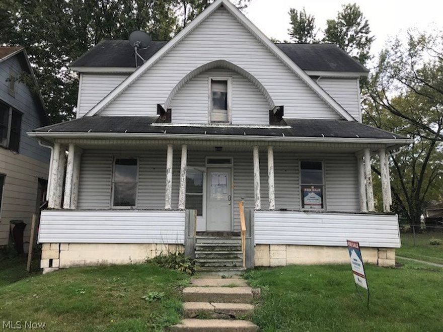 3 bed, 1 bath Alliance, OH home for sale. This property is a large home, with potential. It will need extensive work and repairs
before move in ready. Could be a handyman's dream. Great front porch and well sized fenced yard.