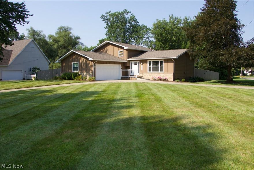 Well maintained 3 bedroom/2 full bath home in Fairlawn. Plenty of space here with 3 living areas and a large fenced in yard with a patio. All baths are updated.  Conveniently located by Fort Island Park and Fairlawn shopping and restaurants.