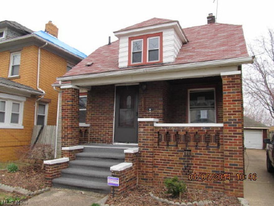 Big house with a lot of potential and room to move around in. The seller wants this property sold.
Great deal.