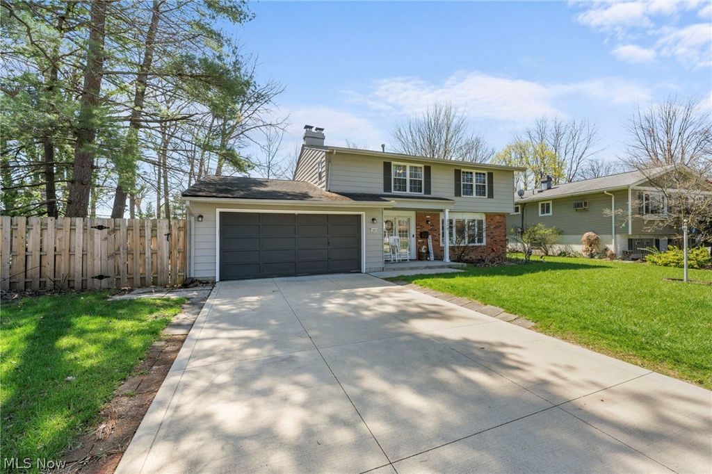 Photo of 329 Baldwin Drive, Berea, OH 44017 (MLS # 5197957)