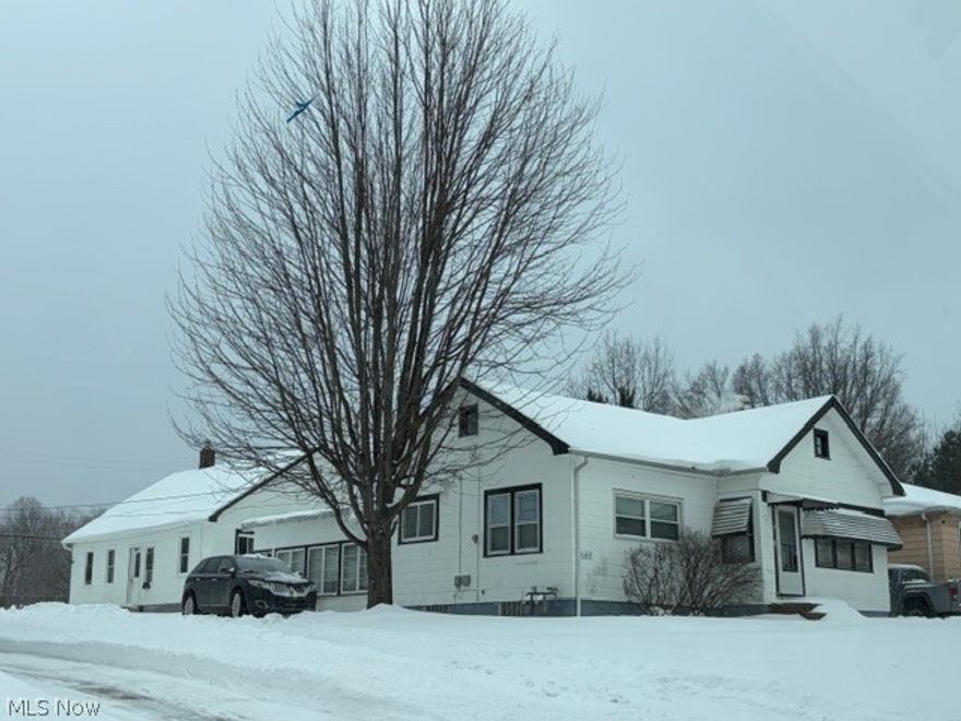 Two single family homes on one lot. Unique opportunity for in-law seperate suite.
Newer (20 yr old garage ).  Property has direct access via 
a gate to neighboring park which contains a city pool:  Walters Grove Park.