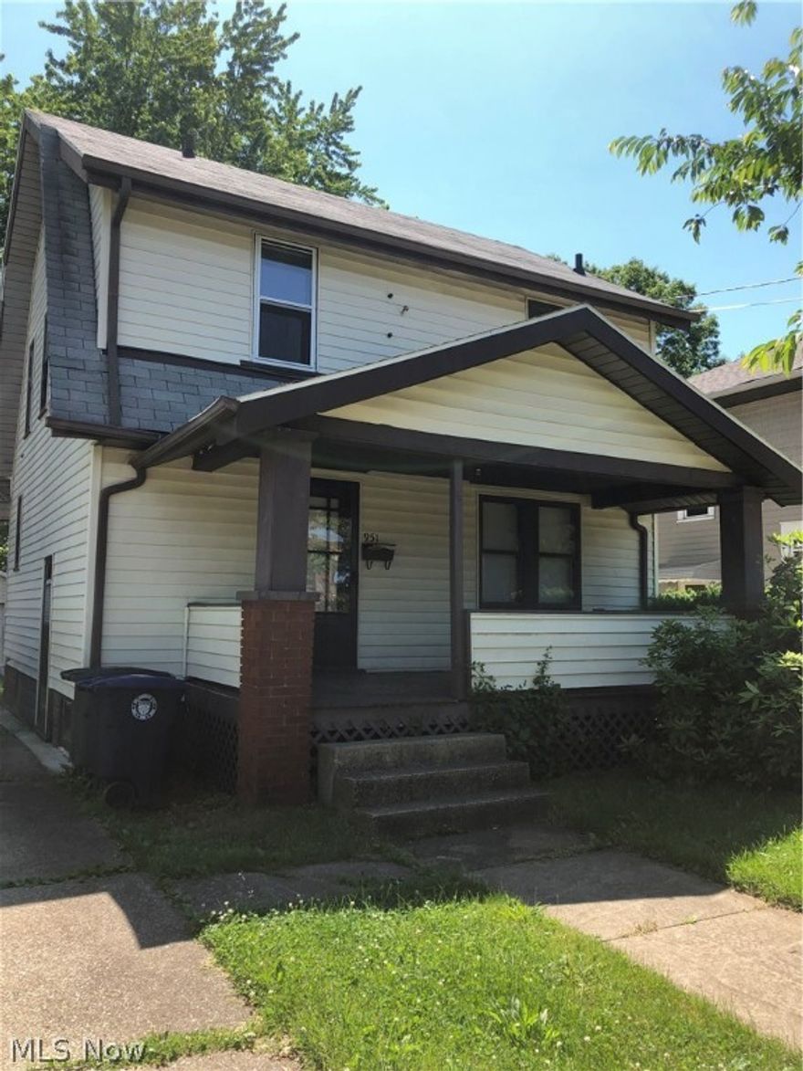 Great 3 bedroom house for rent! convenient location across the street from a play ground and near freeway.  All adult occupants must apply online for a credit criminal and eviction history, $35 app fee per person.  No Section 8