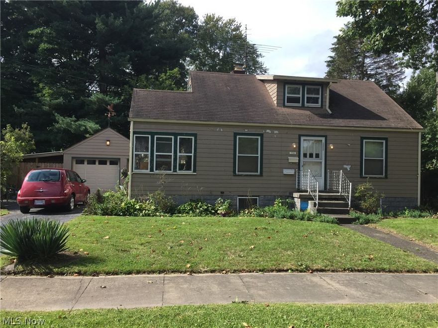 Attention Investors!  Needs painting and some  repairs/updating but would make a great rental property.  3 lots included in sale.  Private dead end street. HMS Home Warranty.
Lots of potential