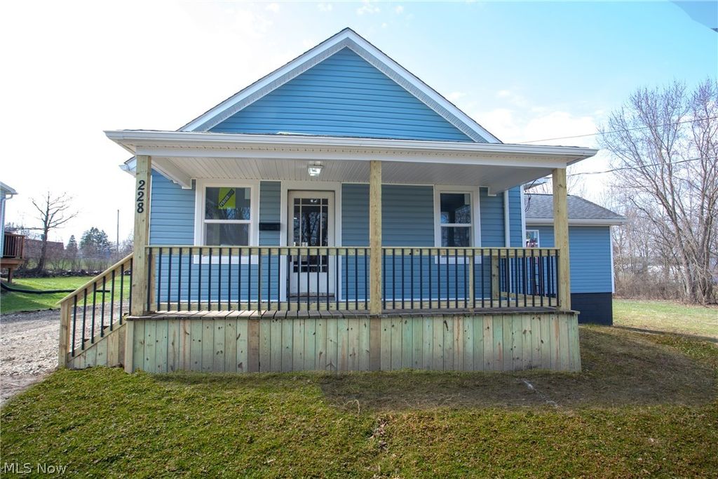 Photo of 228 Center Street, Hubbard, OH 44425 (MLS # 5194035)