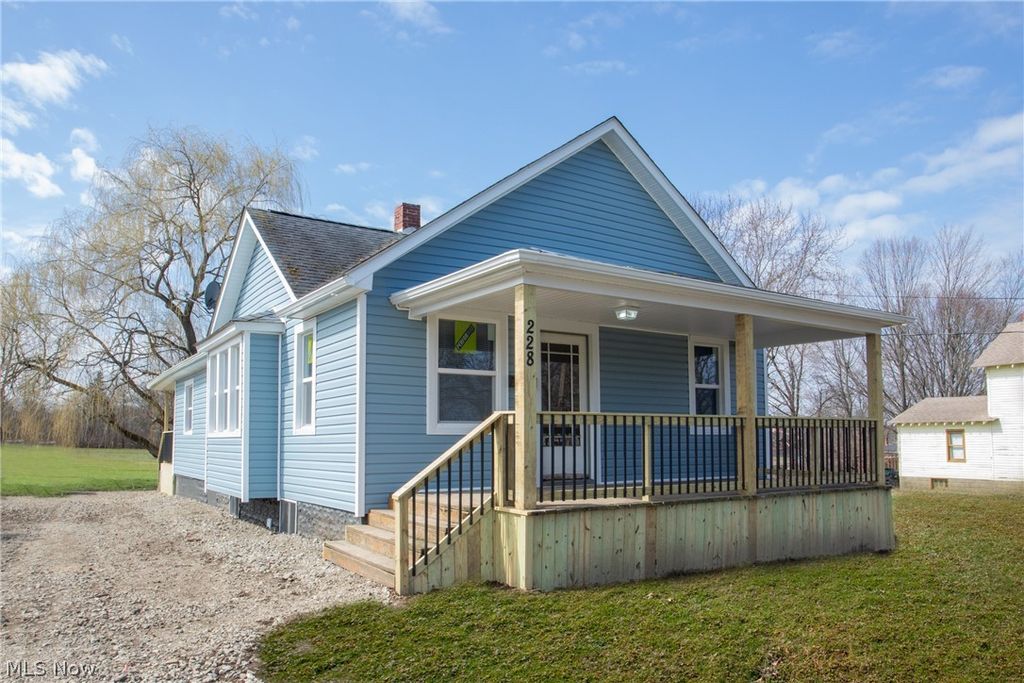 Photo of 228 Center Street, Hubbard, OH 44425 (MLS # 5194035)