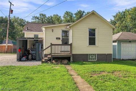 Photo of 376 E 1/2 Ohio Avenue, Sebring, OH 44672 (MLS # 5240673)