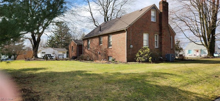 SOUND GOOD HOME IN NEED OF SOME PAINT AND CARPET. FENCED BACK YARD  DOUBLE GARAGE CLOSE TO SCHOOL  PRICED TO SELL