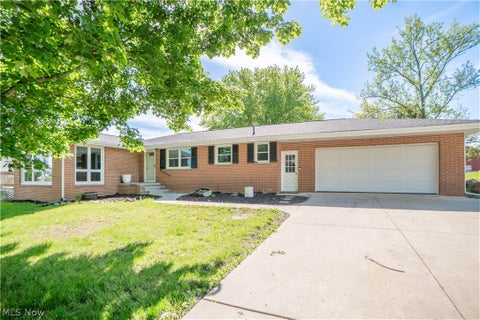 Homes For Sale - 4544 Lakeknoll Street<br/> Louisville, OH 44641