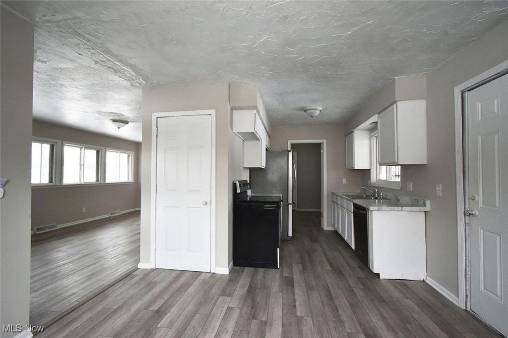 Photo of 2426 Montgomery Avenue NW, Warren, OH 44485 (MLS # 5178228)