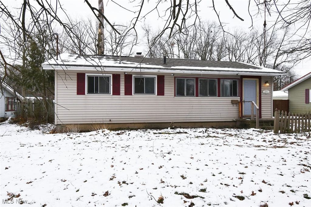 Photo of 2426 Montgomery Avenue NW, Warren, OH 44485 (MLS # 5178228)