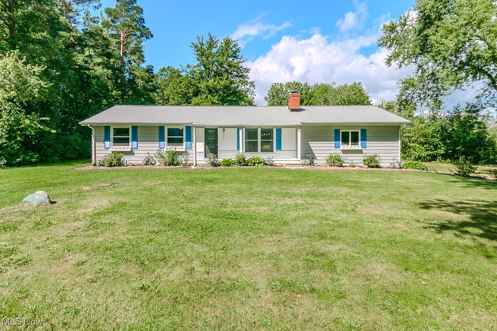 Welcome home to this stunning 3 bedroom 2 full bathrooms on over 1.5 wooded acres.
As you enter the spacious open family room and wood burning fireplace greet you. The
dining room leads to the large open kitchen that has been recently updated with
cabinets and granite countertops. The hallway off the kitchen has 3 bedrooms with the
spacious master having its own private updated full bathroom. The large attached two
car garage leads you to the outside oasis of a private wooded backyard with a screened
in porch. Updates include windows in 2022, new electrical wiring, LVT flooring, new
roof in 2020.