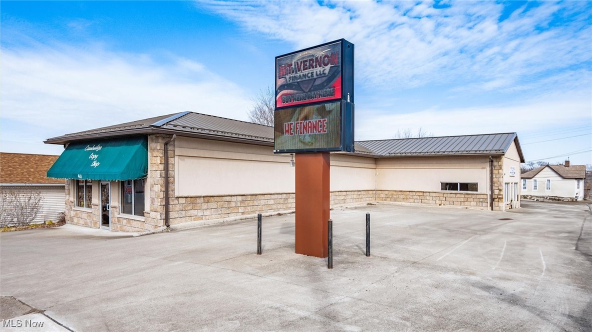 This newly renovated commercial space, updated in 2013, offers an excellent opportunity for businesses seeking a modern, functional location. Featuring a convenient corner position, the property enjoys high visibility and easy access, ensuring maximum foot traffic and convenience for customers or clients. The space is divided into two distinct areas, providing flexibility with two lease options to accommodate various business needs. Ideal for both office and retail use, this property provides a versatile layout for your enterprise. The building also boasts concrete parking, ensuring ample, secure space for employees and visitors. An adjacent lot is available for potential expansion, offering future growth possibilities. Whether you're looking to expand your business now or in the future, this property offers great potential.
Don't miss the opportunity to establish your business in this prime location!