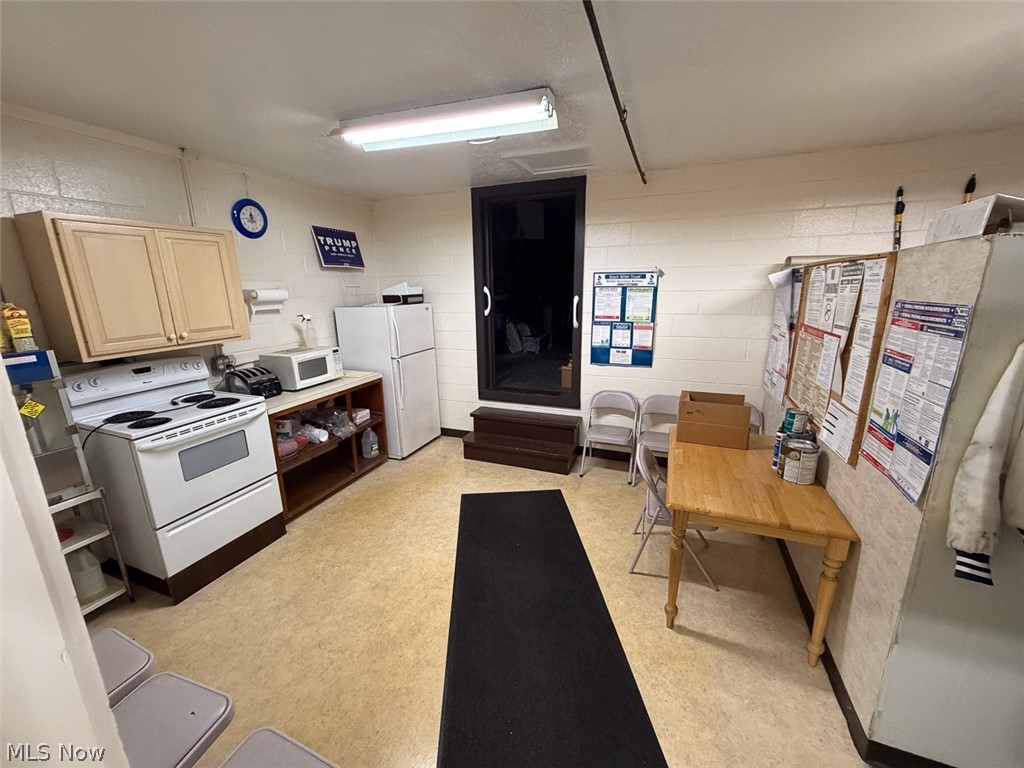 Downs & Hintons Acreage Allot - Commercial Sale